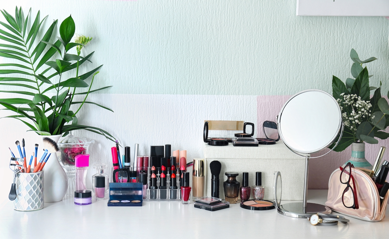 做好化妝品收納，等於調整自身人際能量。（圖片來源／Shutterstock）