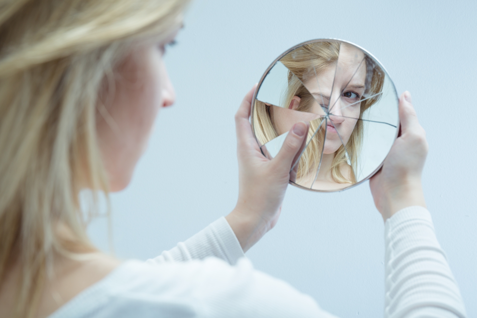 化妝台破損或裂掉的鏡子必須立即更換，否則會嚴重影響整體運勢。（圖片來源／Shutterstock）