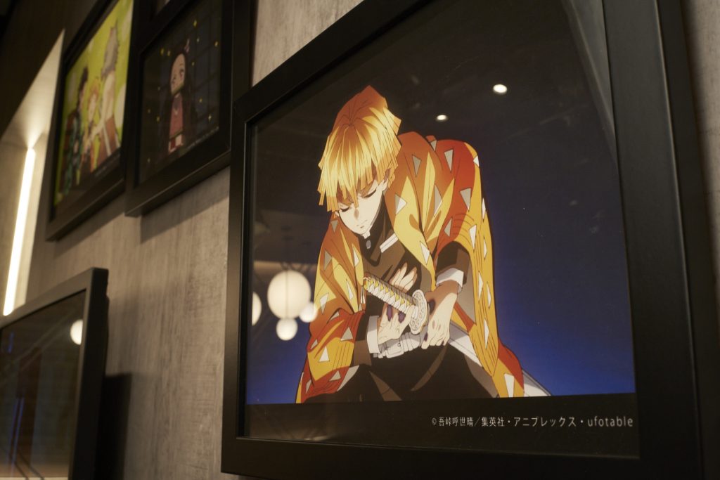 怪物彈珠旗下XFLAG STORE聯名咖啡廳內陳設多款角色原創畫作 打造玩家打卡新地標