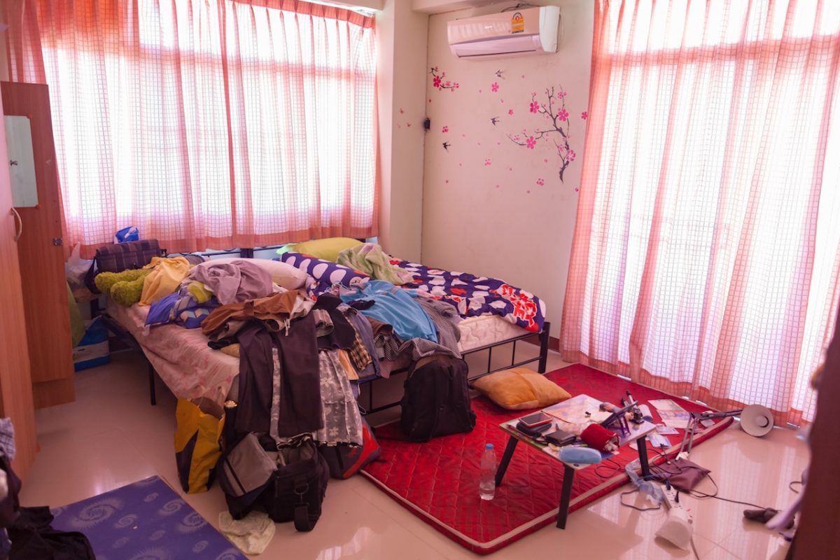 床堆滿雜物，對居家者的睡眠健康會造成很大的影響。（圖片來源／Shutterstock）