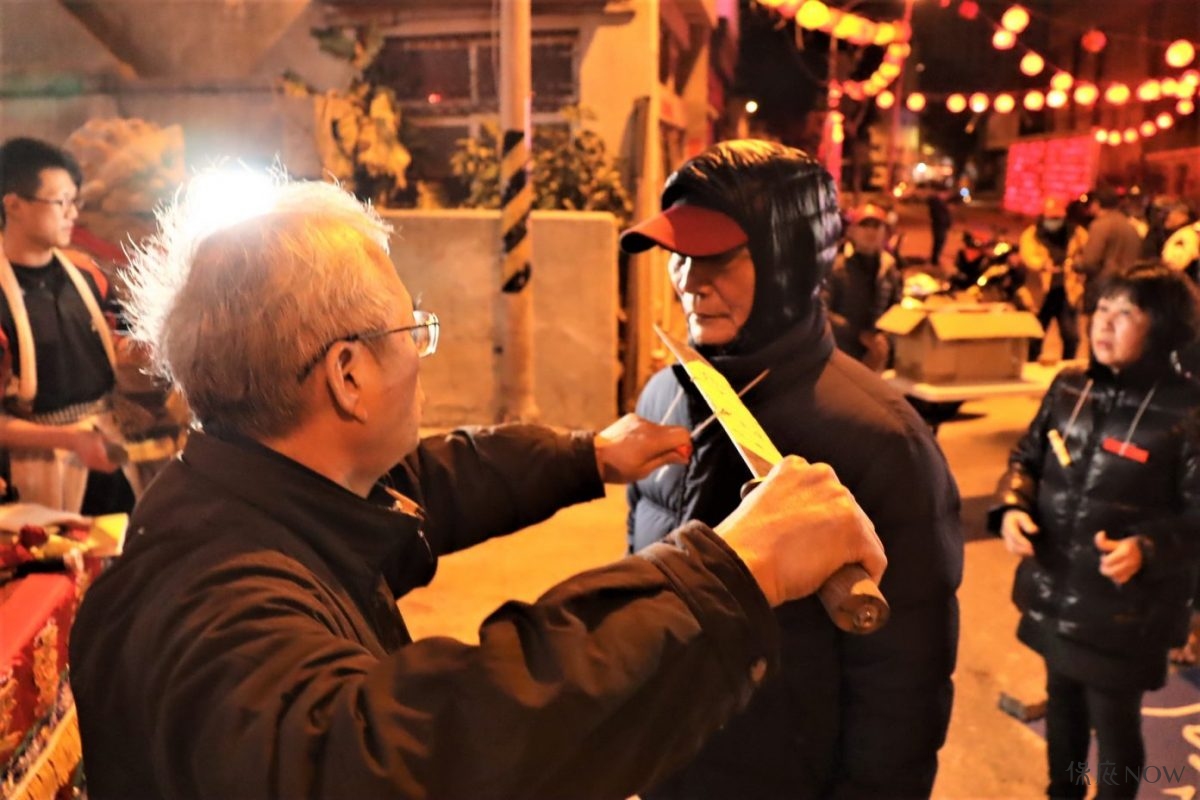 法師先以金紙畫好替身，信徒中有身體多病或災厄連連的，可取替身折好以紅絲線掛於脖子上面，紅線另一頭則綁著一個紅包(送法師的)，過橋時法師手執七星寶劍，見有戴替身者即以寶劍斬斷絲線，將災厄一併割除。（圖／記者張塵攝，2020.02.10）