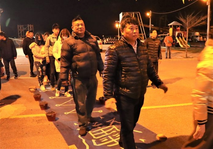 澎湖海靈殿元宵節請法師「割鬮」消災解厄,就連澎湖縣衛生局的疾病管制科長呂宏志也雙手合十,祈求神明保佑台灣與澎湖都能順利渡過這次武漢肺炎疫情。(圖/記者張塵攝,2020.02.10)