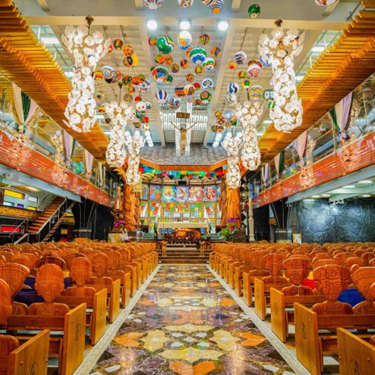 ▲屏東隱藏版絕美教堂 排灣族七彩琉璃珠絢爛吊燈。（圖／屏東縣政府提供）