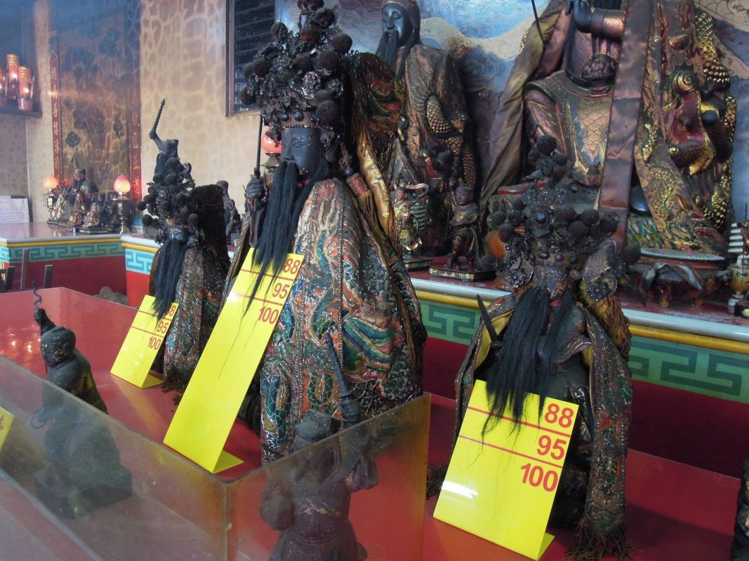 南投集集武昌宮玄天上帝金身鬍子不斷變長。（圖／翻攝自台灣自由行粉專）