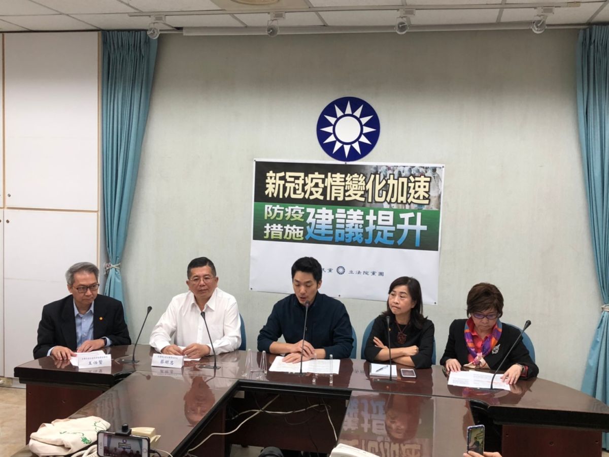 國民黨團召開記者會，醫師王任賢表示國內會爆發院內感染，主因是政府一直拘泥於社區感染，延誤診斷時間。 (圖/記者吳承翰攝)