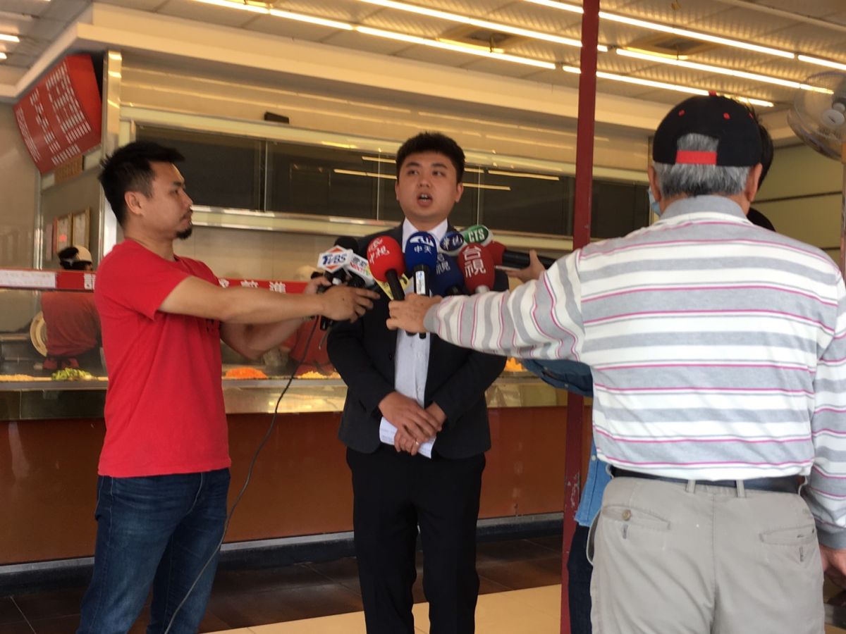 ▲正忠排骨飯總公司品牌經理王睿翔在福科店鞠躬深感抱歉 (圖／柳榮俊攝2020.3.1)