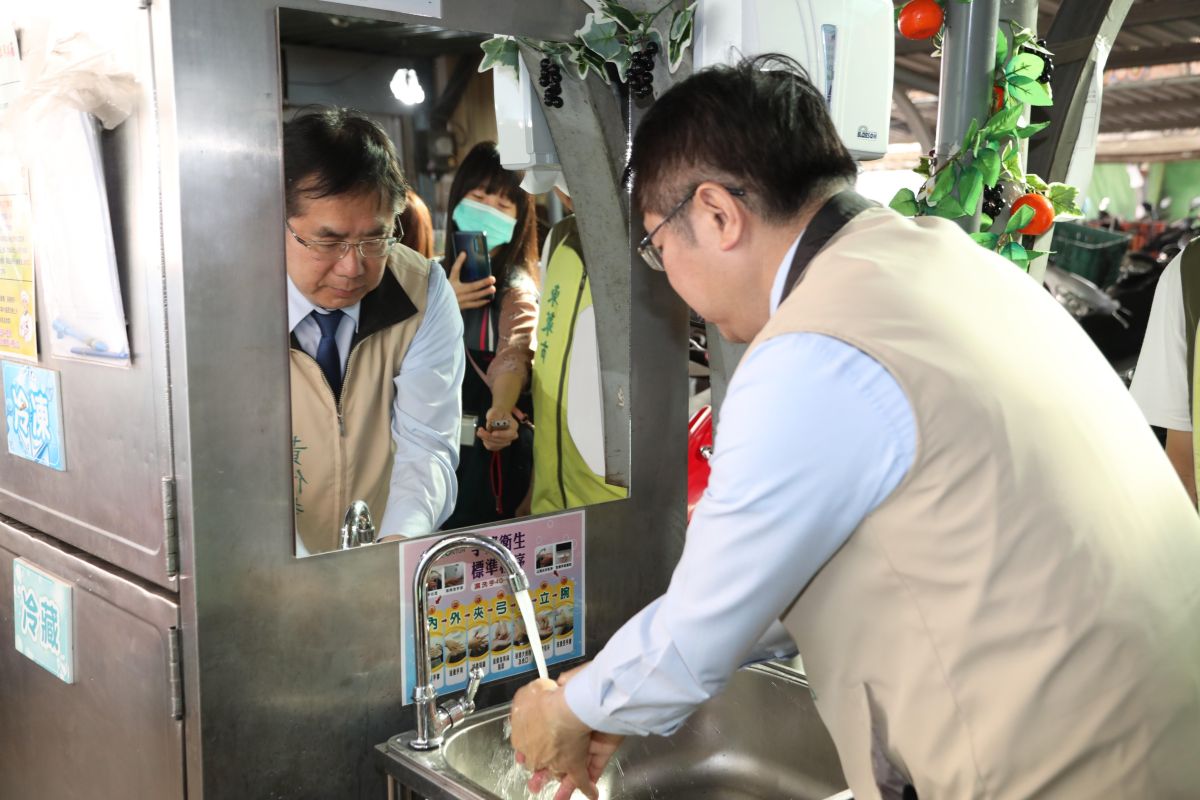 ▲台南市長黃偉哲１日至東菜市場宣導防疫。（圖／台南市政府）