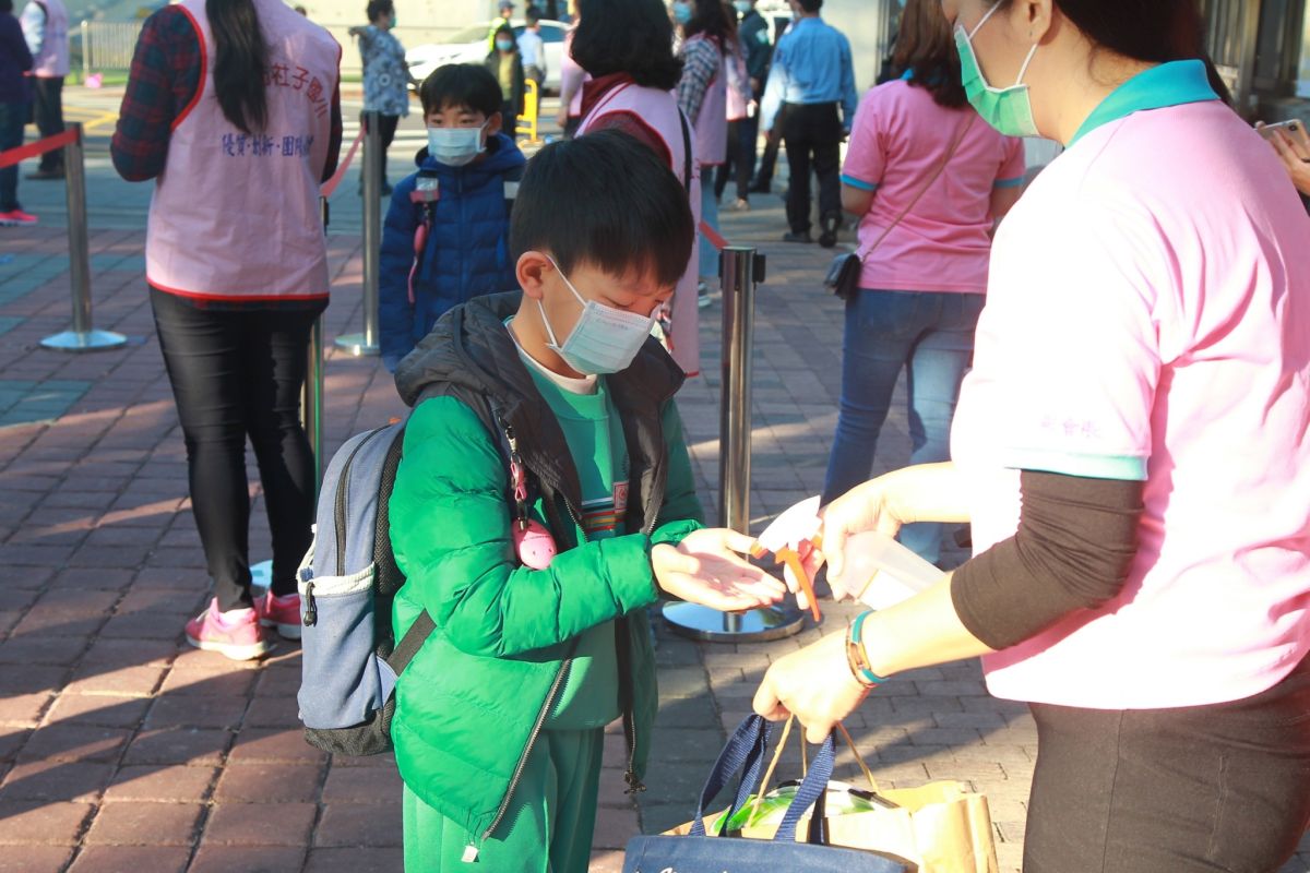 ▲學生開學進校園須先量體溫。（圖／NOWnews影像中心）