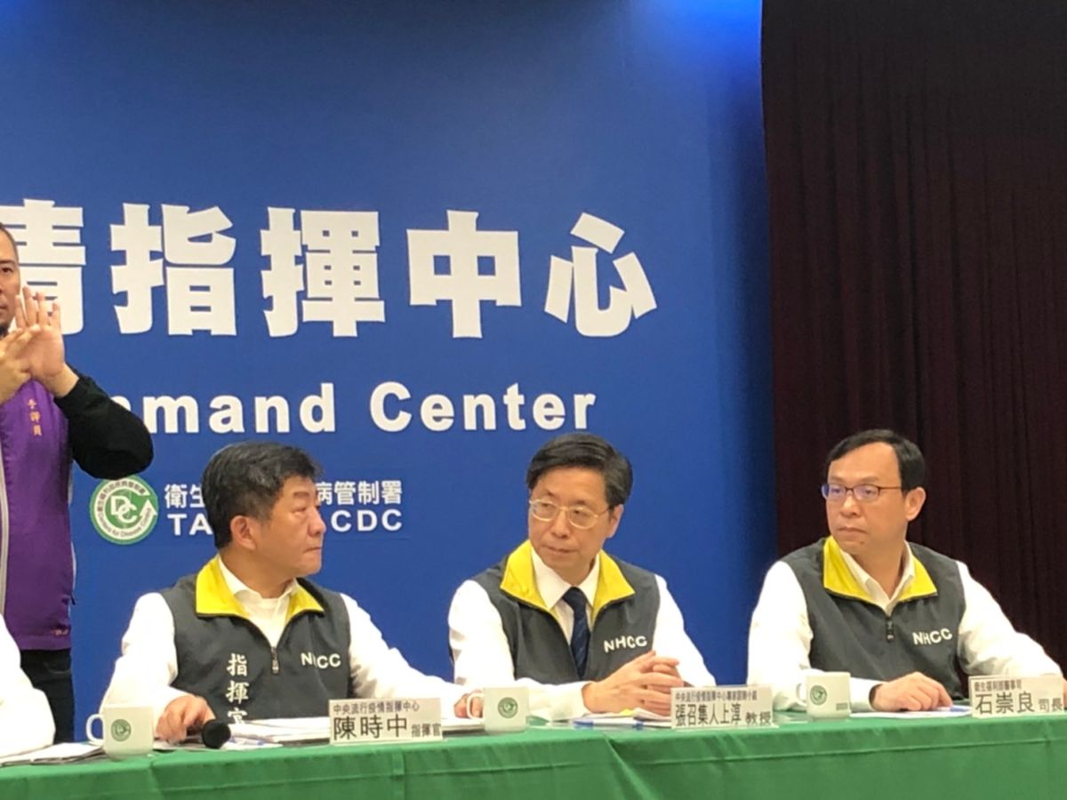 ▲中央流行疫情指揮中心 ，專家諮詢小組張上淳召集人（中）。（記者趙毓琪攝）