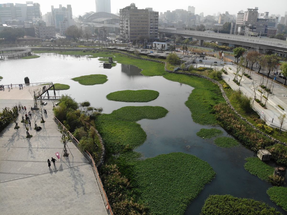 ▲台中市帝國糖廠湖濱公園「星泉湖」，湖面倒印天色與周邊景色自成一幅湖景。 (圖／建設局提供2020.3.1)