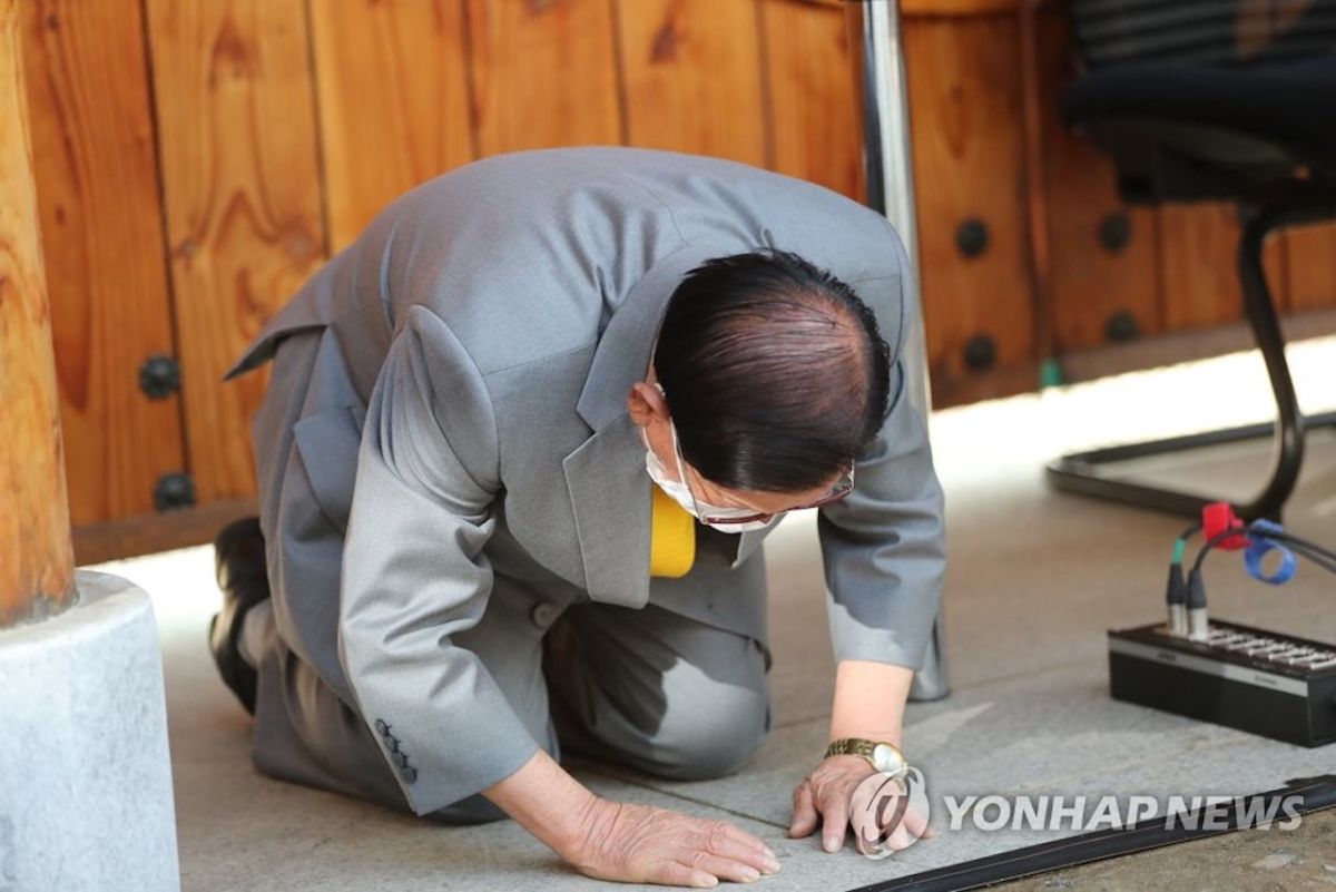 ▲李萬熙道歉（圖／翻攝自《韓聯社》）