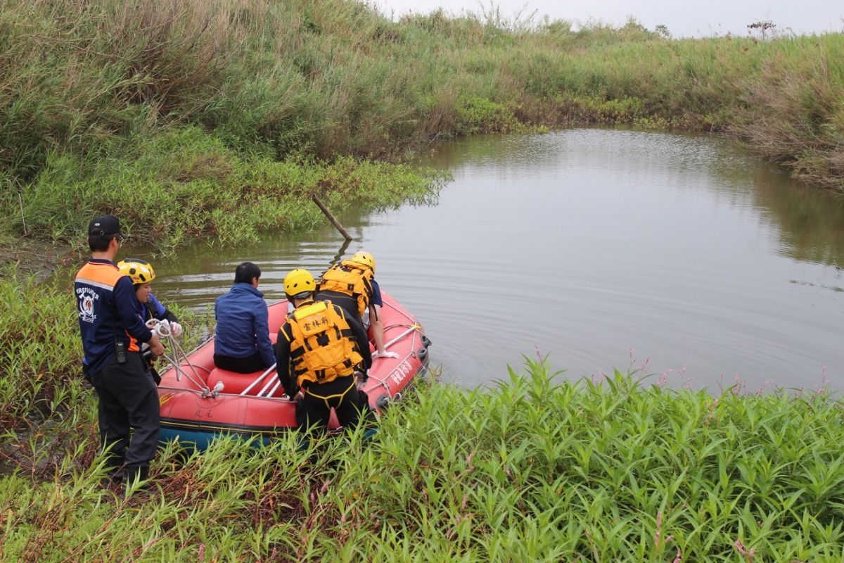 ▲消防人員以救生艇搭載外籍移工（藍色衣服者）前往對岸。（圖／記者簡勇鵬攝，2020.03.02）