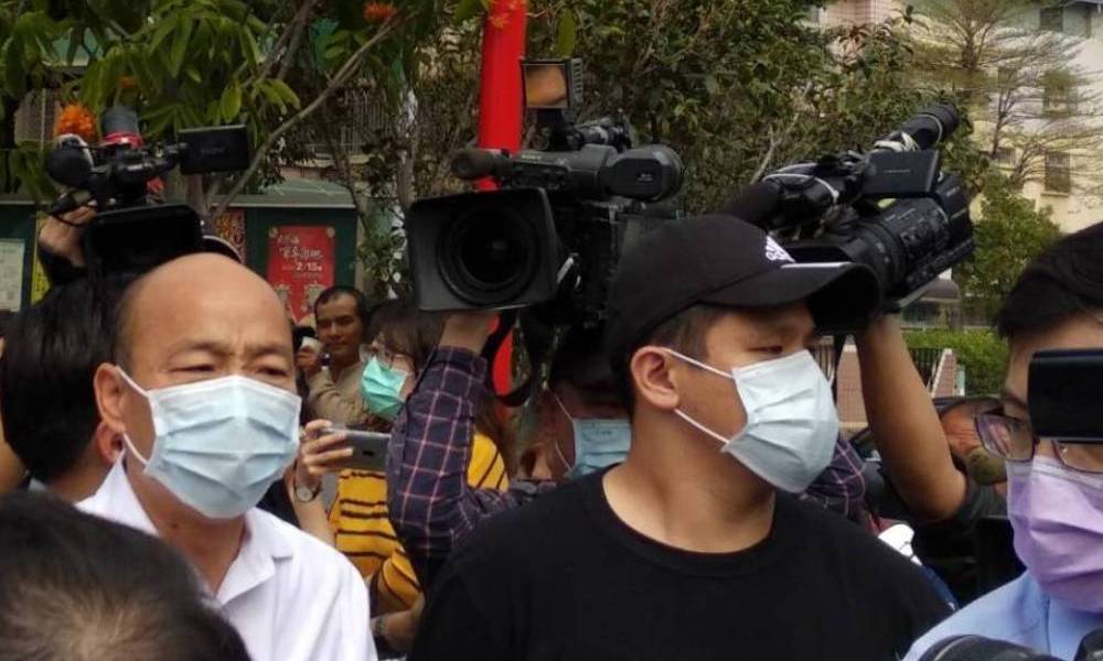 ▲台中市大甲區鎮瀾宮媽祖百年南巡高雄市鳳山區進行祈福遶境活動，高雄巿長韓國瑜接駕參香。(圖／記者黃守作攝，2020.03.02)