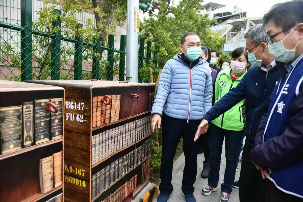 ▲新北市長侯友宜、新北市議員李倩萍今（2）日前往三重國小視察，並試走改善過後的通學廊道。（圖／新北市政府新聞局提供）