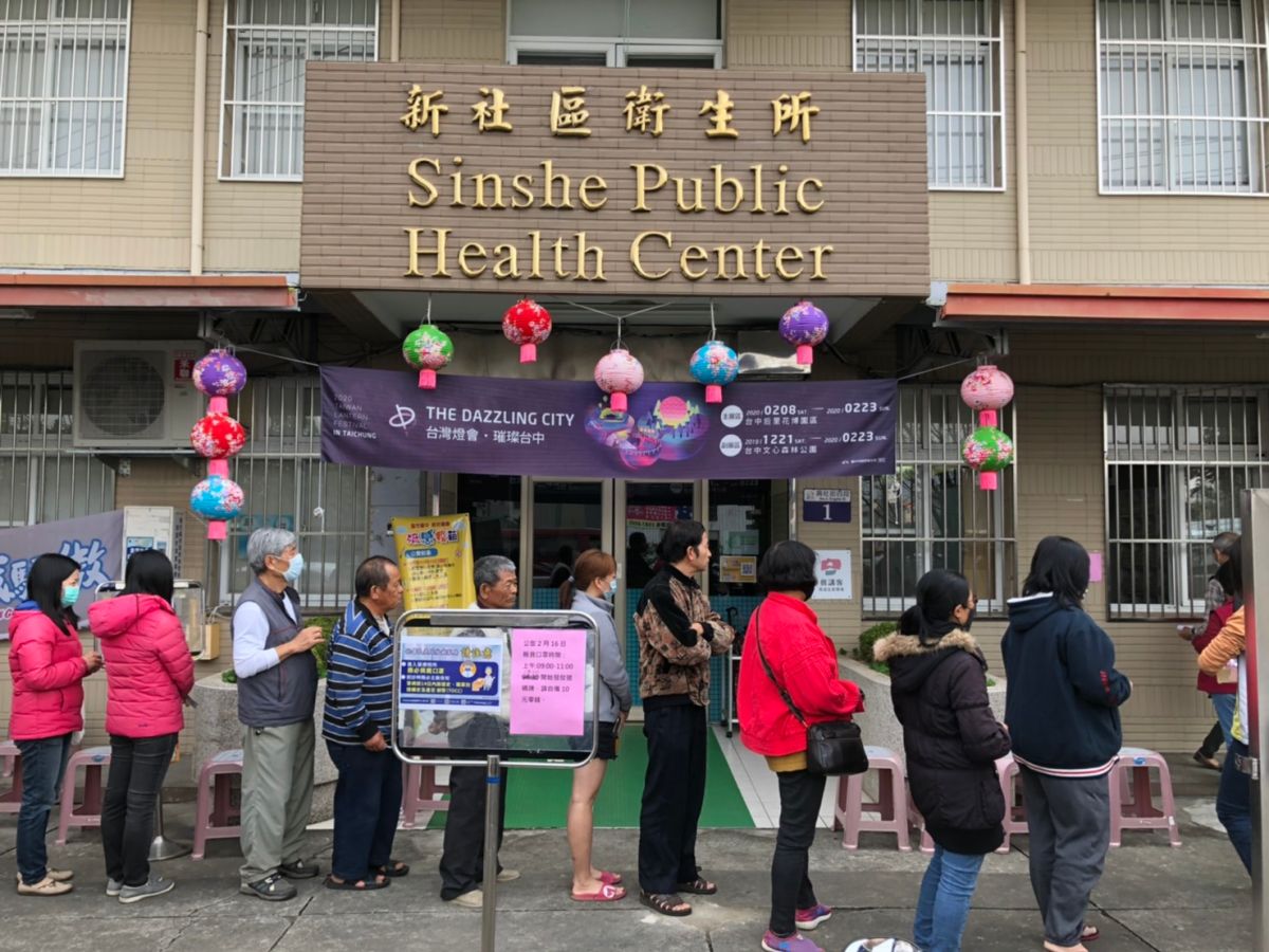 ▲台中市有30家衛生所開放購買，並採「得來速」販售口罩，目前口罩供應量穩定 (圖／衛生局提供2020.3.2)