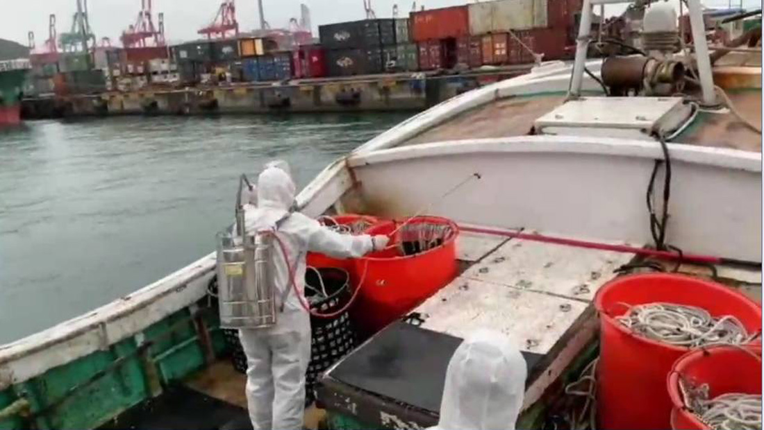 ▲疾管署人員登上走私漁船執行消毒防止病毒隨船入境。（圖／記者李清貴翻攝,2020.03.02)