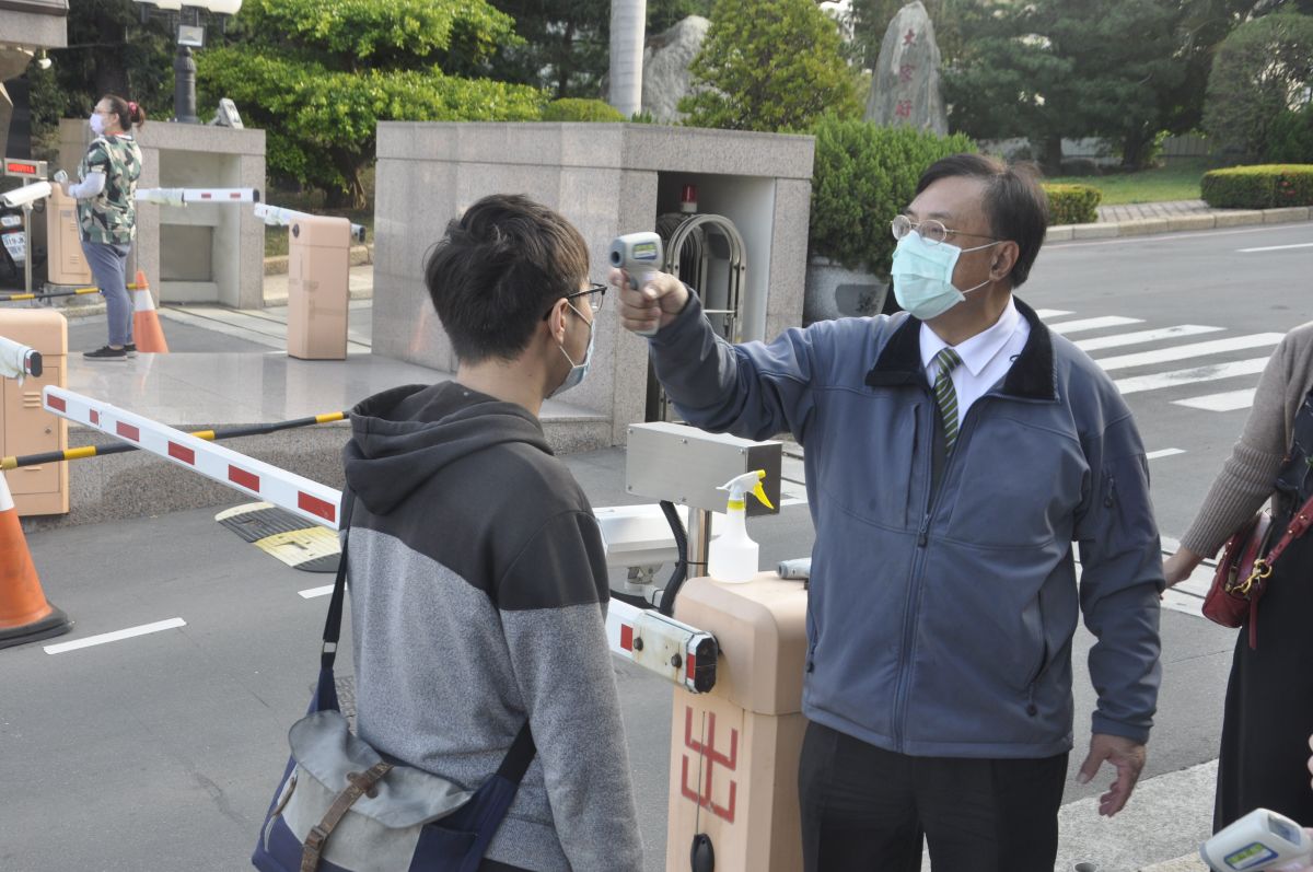 ▲開學日，校長江金山帶隊守在校門口為師生量體溫。（圖／記者陳雅芳攝，2020.03.02）