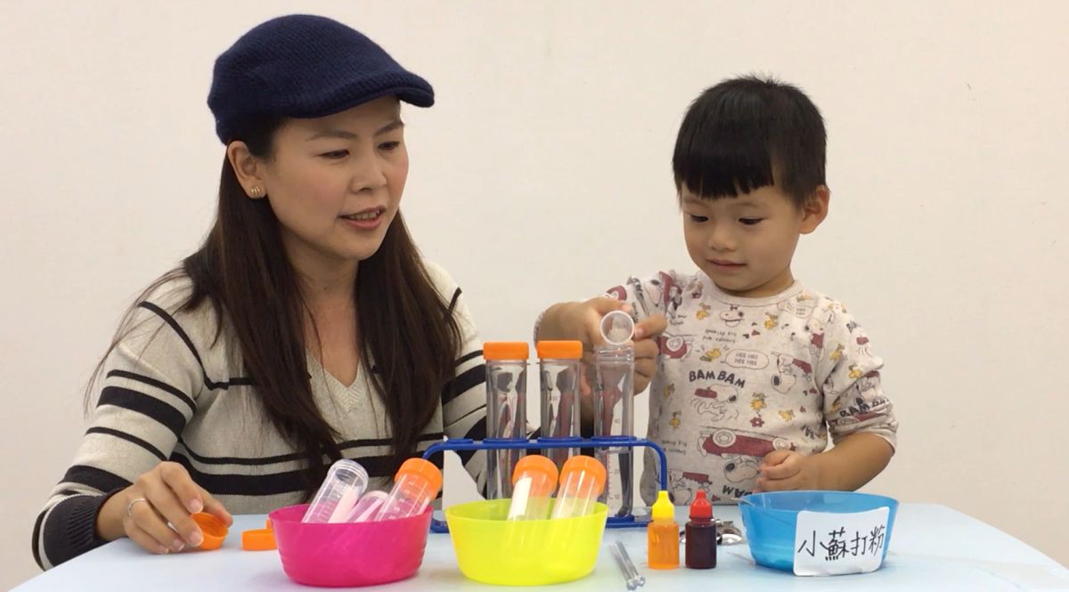 ▲父母可以用家裡常見的材料帶著孩子做彩色泡泡。（圖／共玩谷親子玩習所提供）