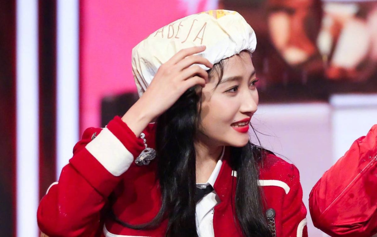 ▲關曉彤拍戲不戴口罩又「挖眼屎」。（圖／關曉彤微博）