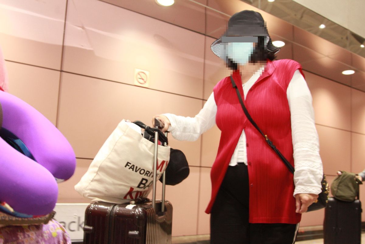 ▲遭到以色列下令遣返台灣的台灣旅客，步入桃機入境大廳時神情落寞不發一語。（圖／記者李春台攝, 2020.03.02）