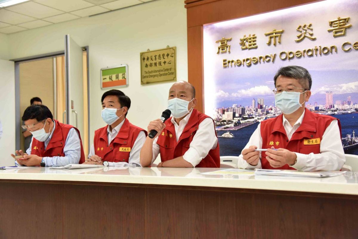 ▲高雄市長韓國瑜在主持防疫會議後擔心未來疫情若持續擴散在主持防疫會議時表示，未來疫情若持續擴散，一旦達到停課標準，將對高中以下的學生啟動遠距教學。（圖／高市府提供）
