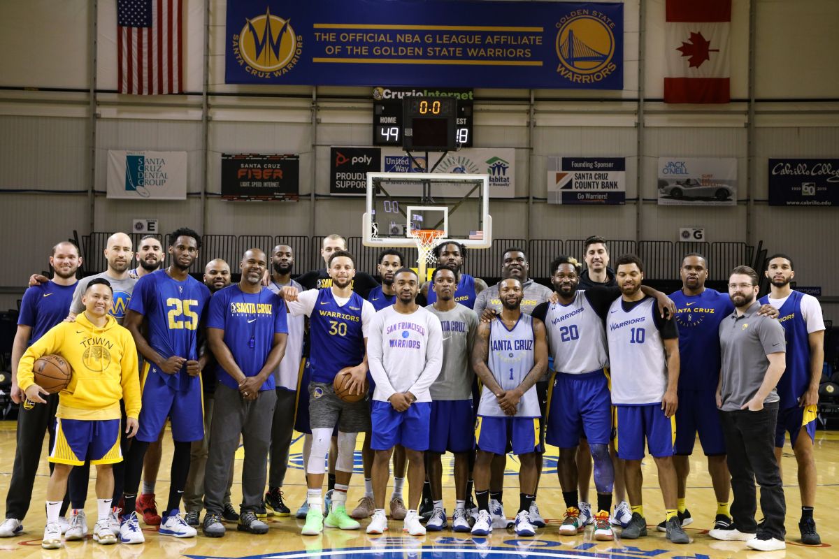 Stephen Curry和聖克魯茲勇士隊球員及教練團合照。（圖／取自聖克魯茲勇士隊推特）