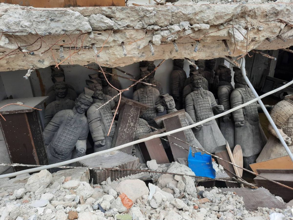 ▲哇！澎湖竟然出土秦始皇的兵馬俑？就在日前一棟拆除的海豚灣大飯店工地，剛好地下室錯層間露出一個小縫，隱約之間可以看到兵馬俑的大型雕像在裡面，令施作的工人嚇了一大跳。（圖／記者張塵攝，2020.03.03）