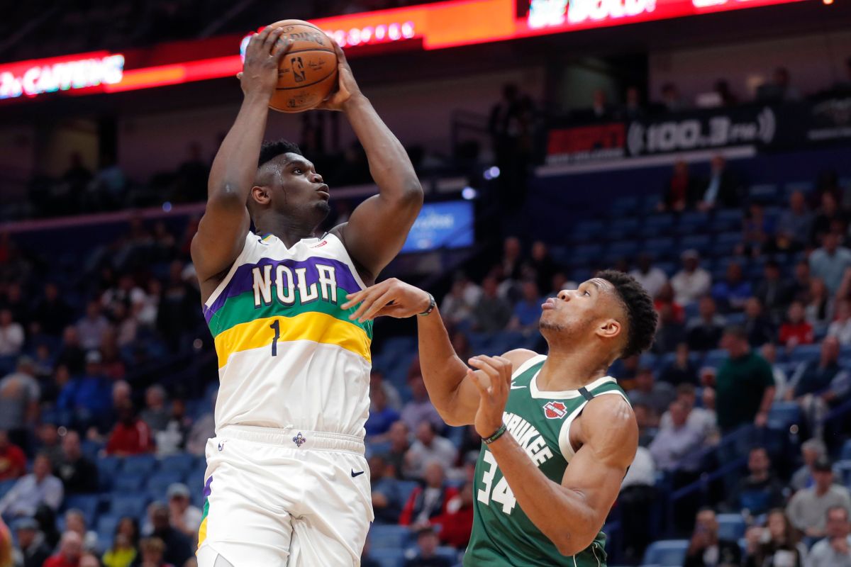 鵜鶘新星Zion Williamson對抗公鹿Giannis Antetokounmpo。（圖／美聯社／達志影像）