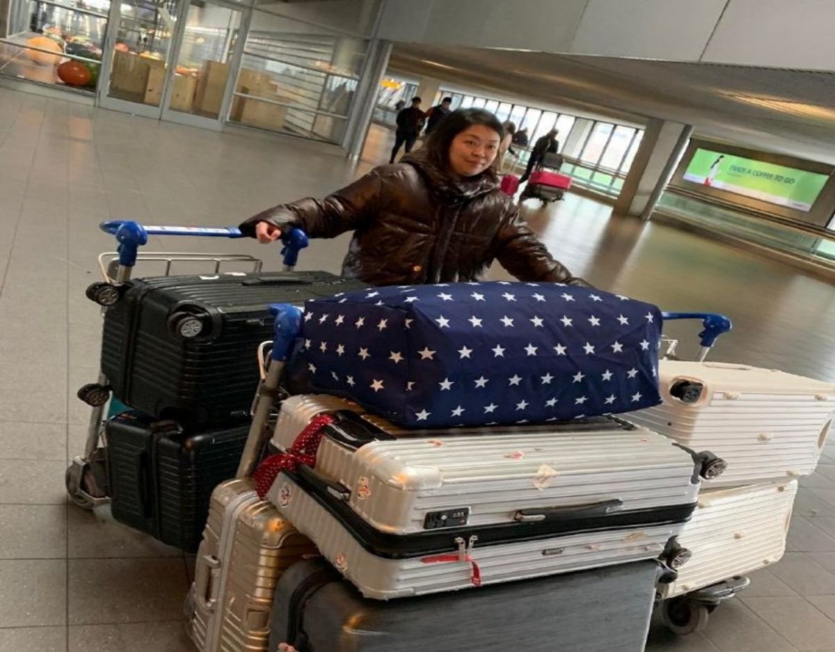 ▲為了替中國境內補貼防疫物資短缺，四川 1 名陳姓女子日前遠赴歐洲，花半個月的時間尋找，帶回 8 個行李箱的防疫物資。（圖／翻攝自紅星新聞）