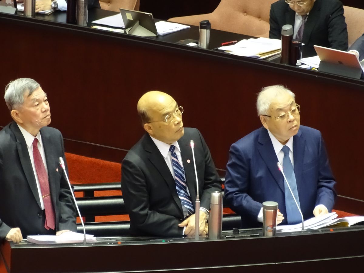 ▲行政院長蘇貞昌（中）3日上午率部會官員，赴立院報告防疫紓困特別預算案，並備質詢。（圖／記者呂炯昌攝, 2020.3.3）