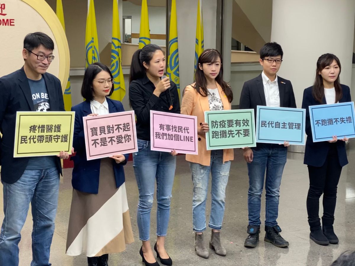 ▲民進黨台北市議員梁文傑、時代力量議員黃郁芬、無黨籍市議員林亮君、民進黨台北市議員許淑華、社民黨市議員苗博雅以及民進黨台北市議員吳沛憶等人，共同發起響應「不跑攤不失禮」活動。（圖／記者丁上程攝, 2020.3.3）