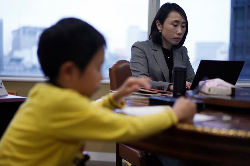 ▲日相安倍晉三宣布本週起全國學校停課至3月底，許多身為職業婦女的媽媽很頭痛。（圖／美聯社／達志影像）