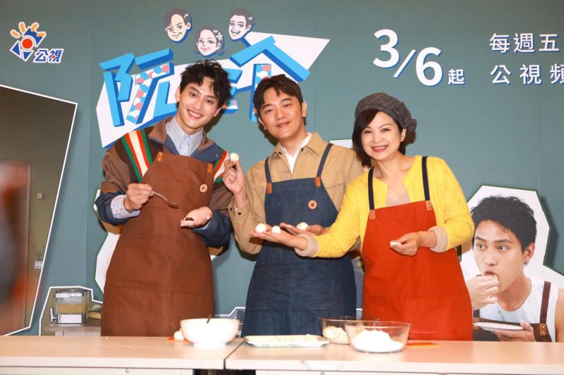 ▲楊貴媚（左起）、索艾克Soac、范少勳宣傳全新第2季《阮三个》。（圖／公視）