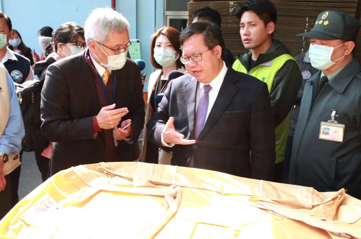 ▲鄭文燦下午前往敏成了解醫用口罩核心原料製造情形，感謝業者1月30日開工後就24小時不停機生產，供應全國最大量的熔噴技術不織布，確保全國醫用口罩核心原料供應無虞。（圖／記者李春台攝, 2020.03.03）