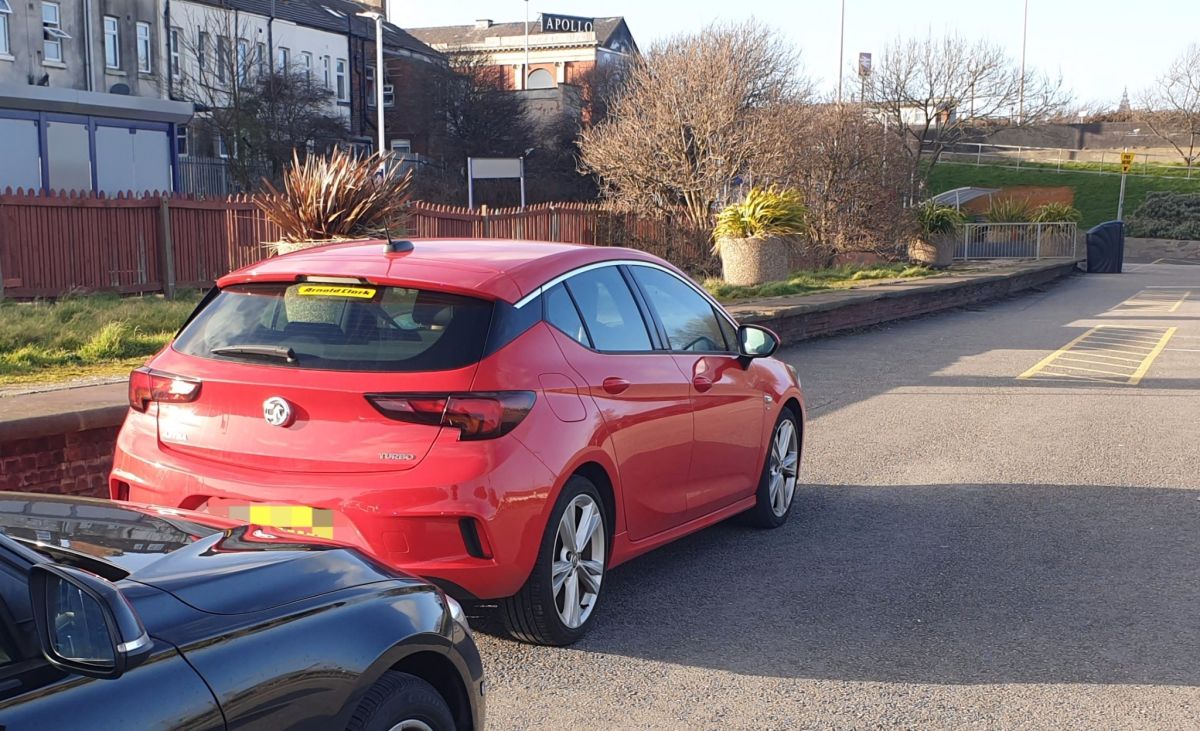 ▲11歲男孩開著紅色轎車上路練習，理由竟然是爸媽不想讓他沉迷GTA。（圖／翻攝自推特）