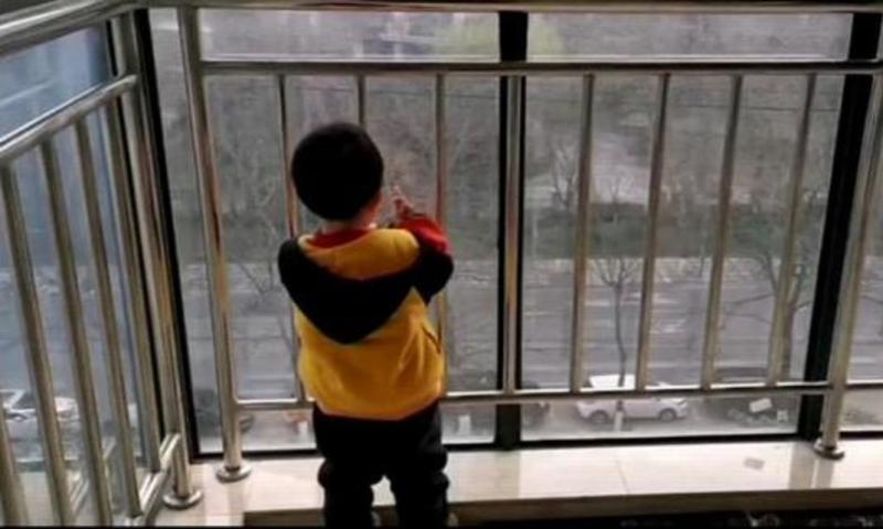▲四川一位 3 歲小男童，只能從窗戶遠處與護理師媽媽見面。（圖／翻攝微博）