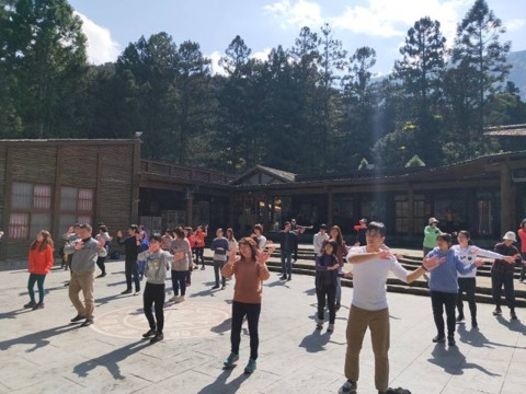 ▲民眾過完年要重返工作崗位，臨床心理師建議可在起床後曬太陽，幫助喚醒身體。（圖／NOWnews資料照。）