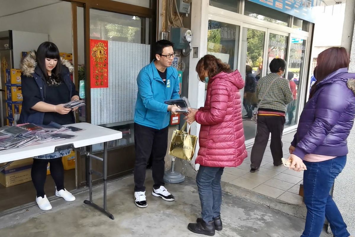 ▲王中聖與胞妹王球球發送3000片免費口罩，民眾大讚「太有愛了」。（圖／蔡若喬攝, 2020.03.03）