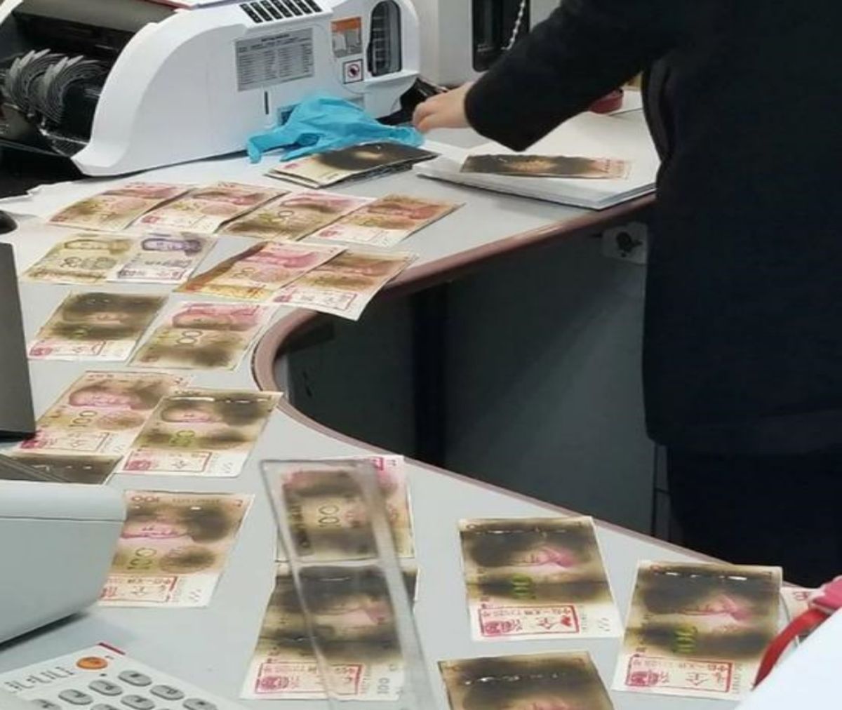 ▲中國 1 位李姓婦人，因為怕紙鈔上沾有新型冠狀病毒，竟異想天開用微波爐欲消毒殺菌，結果得到一堆焦黑的廢紙。（圖／翻攝自新浪網）