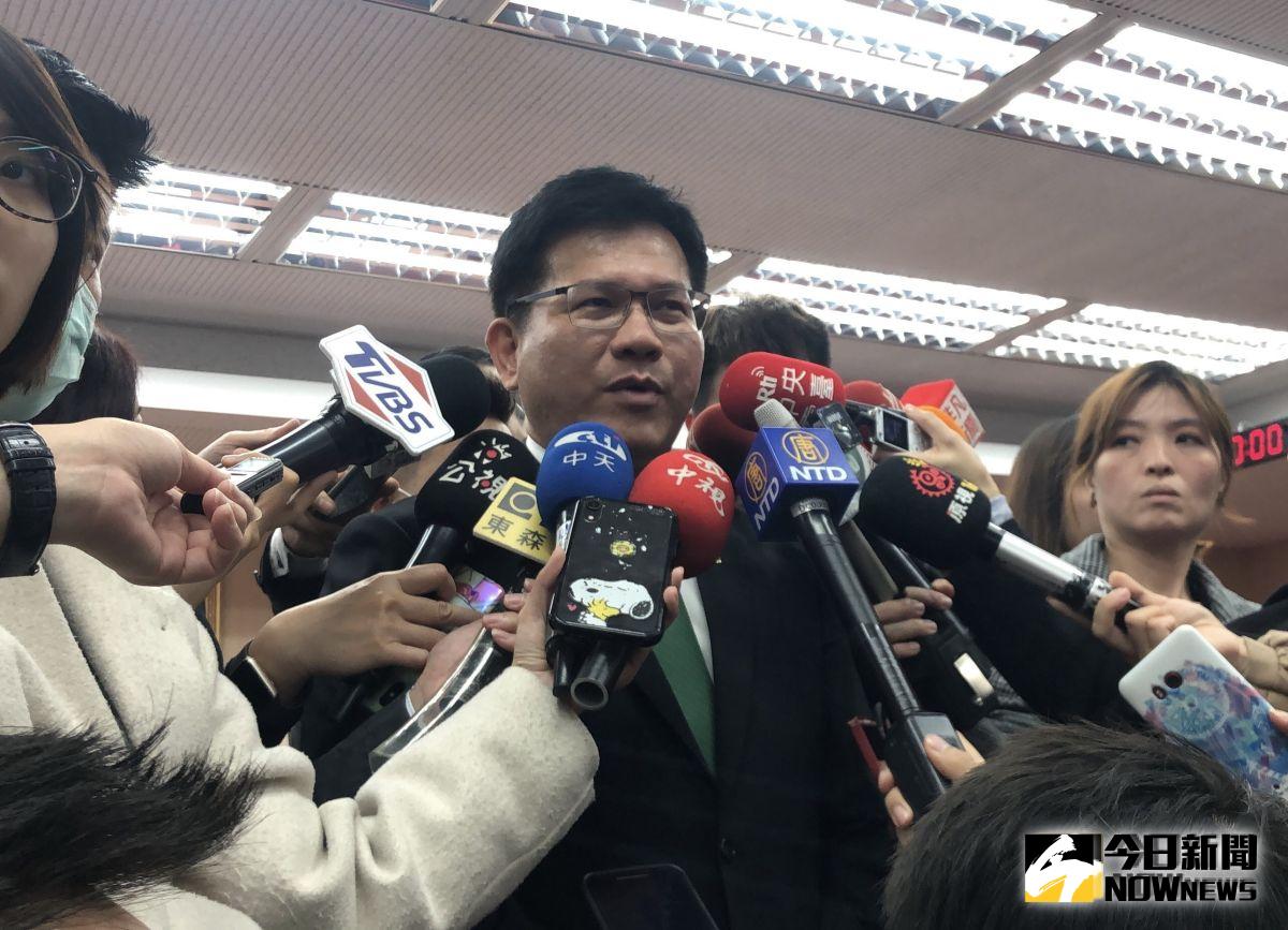 ▲交通部長林佳龍今（ 4 ）日受訪時表示，將編列 42 多億元的紓困預算幫助航空業度過難關，也強調「子彈不夠會加碼」。（圖／記者陳致宇攝, 2020.03.04）