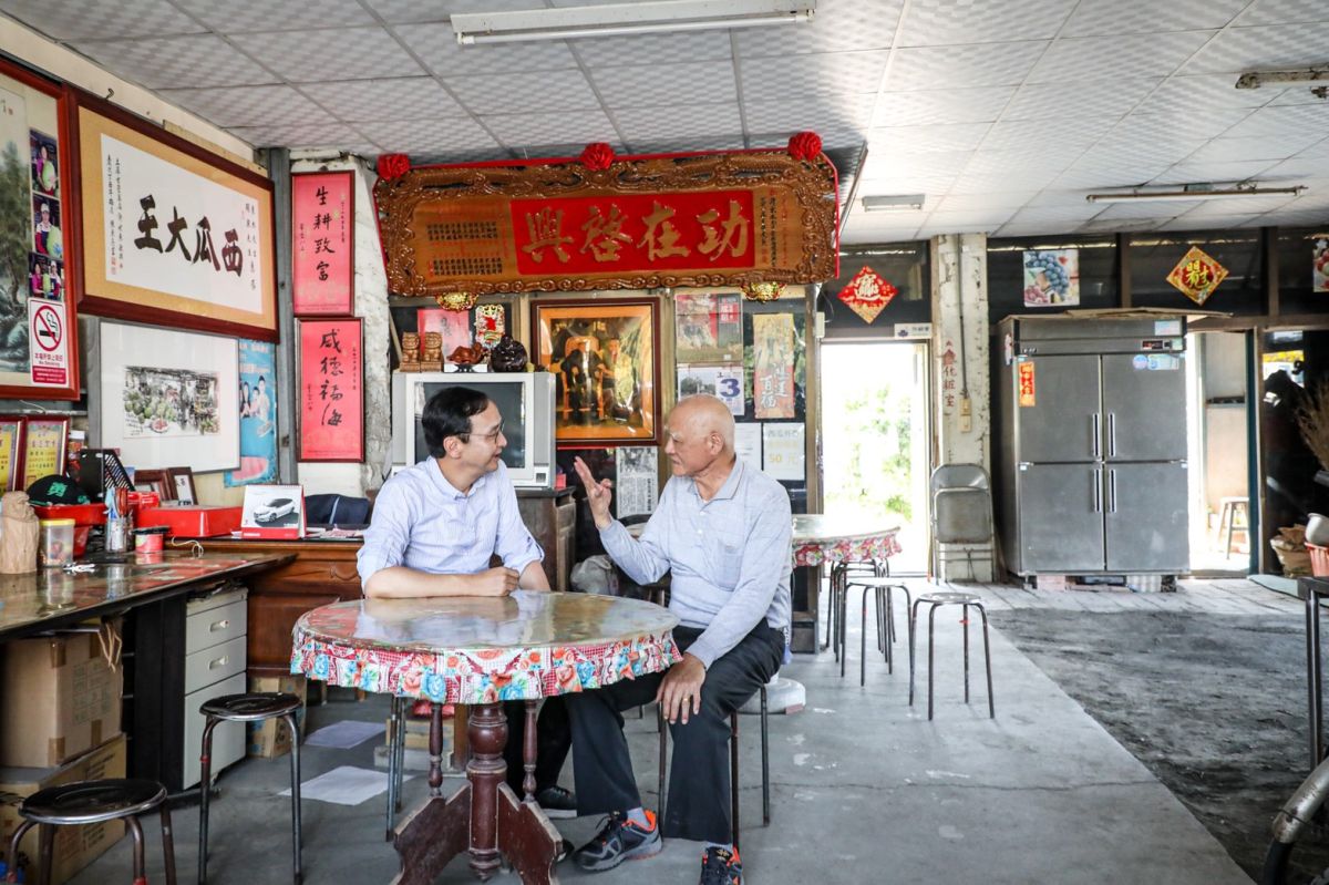 朱立倫拜會雲林西螺西瓜農許阿伯。（圖 / 朱立倫辦公室提供）