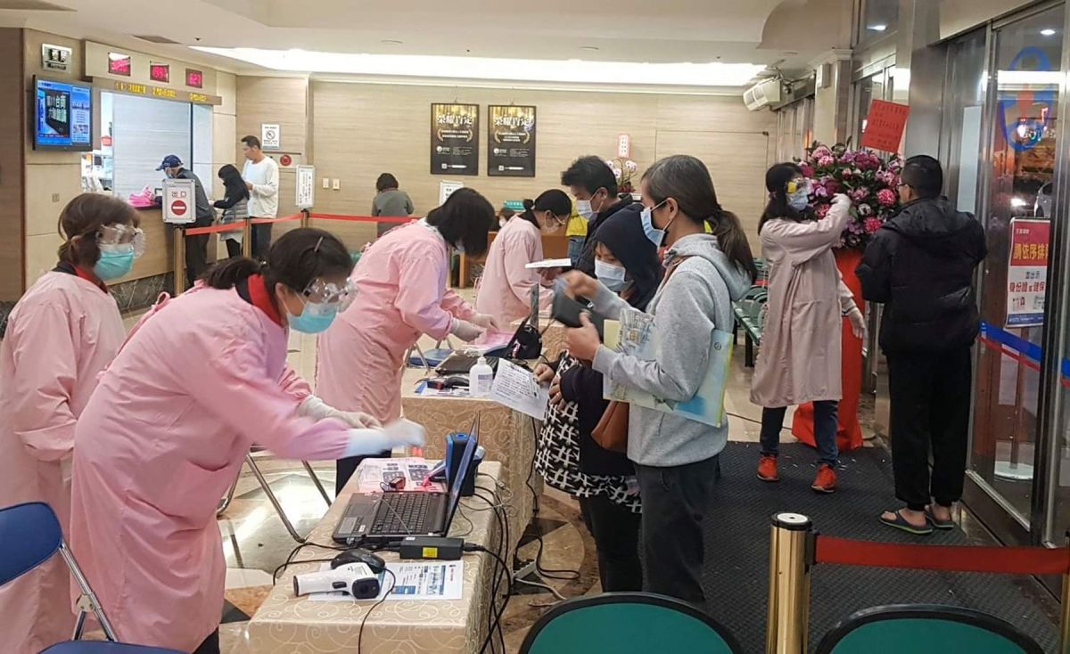 ▲陪病者採實名登記制，每位住院病人陪病者以1名為限。圖為醫院進行陪病者實名登記作業情況。（圖／桃園市衛生局提供）