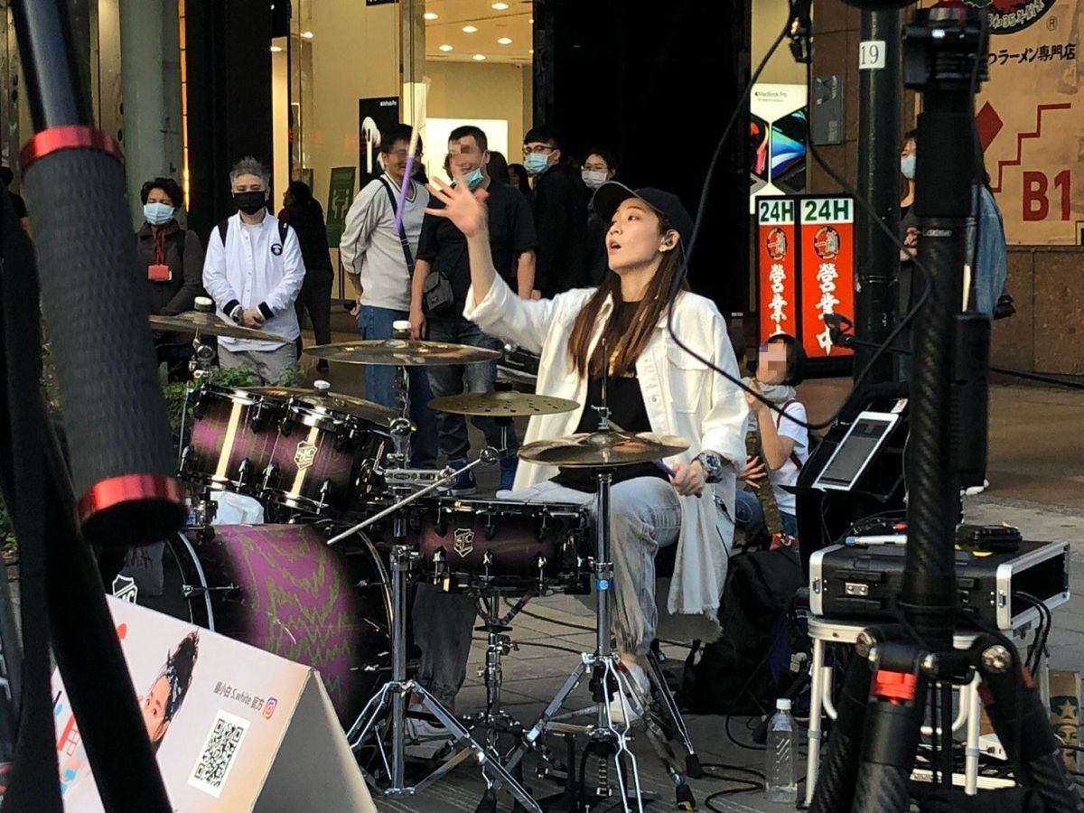 ▲羅小白現身街頭表演，卻沒有戴口罩惹憂心。（圖／記者吳雨婕攝, 2020.02.29）