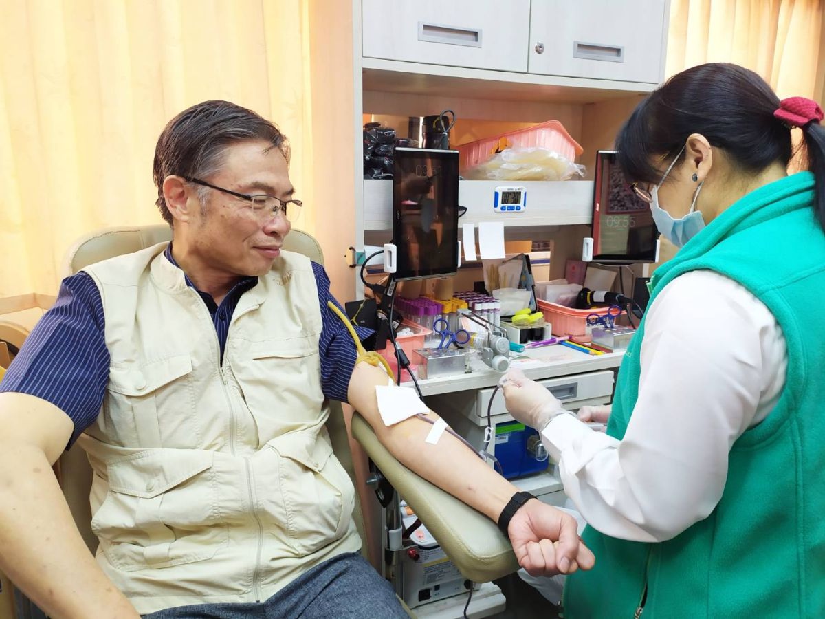 ▲彰化郵局長吳志亮第一個響應捐血活動，挽袖捐熱血，他表示，捐血有好處，利人又利己。（圖／記者葉靜美攝，2020.03.04）