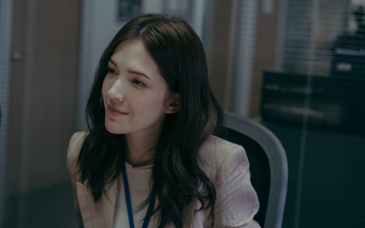 ▲許瑋甯化身恐怖嗜血的社會線記者，為搶獨家新聞操弄人心。（圖 / Netflix提供）