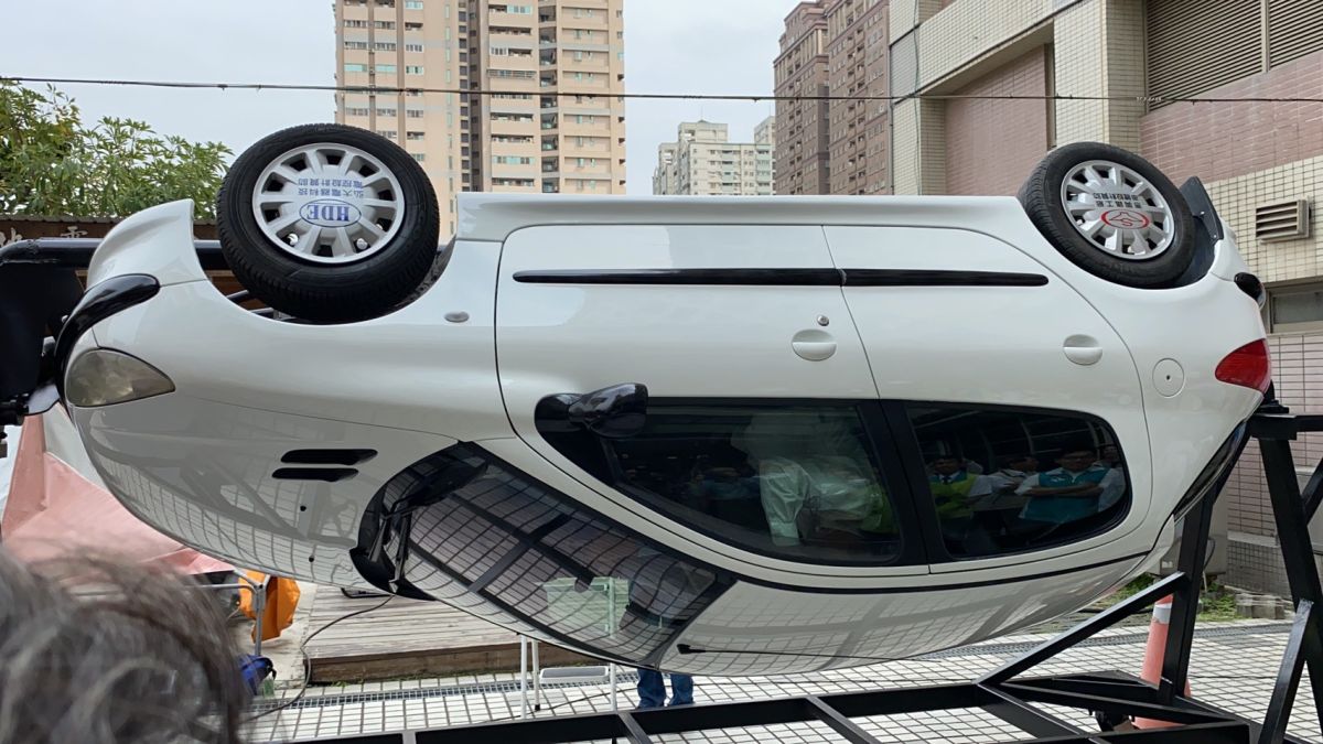 ▲台南市消防局舉辦全國首創的「防禦駕駛訓練」，台南市長黃偉哲親自登上車輛翻轉模擬器，體驗車輛翻轉的真實情境。（圖／記者陳聖璋攝，2020.03.04）