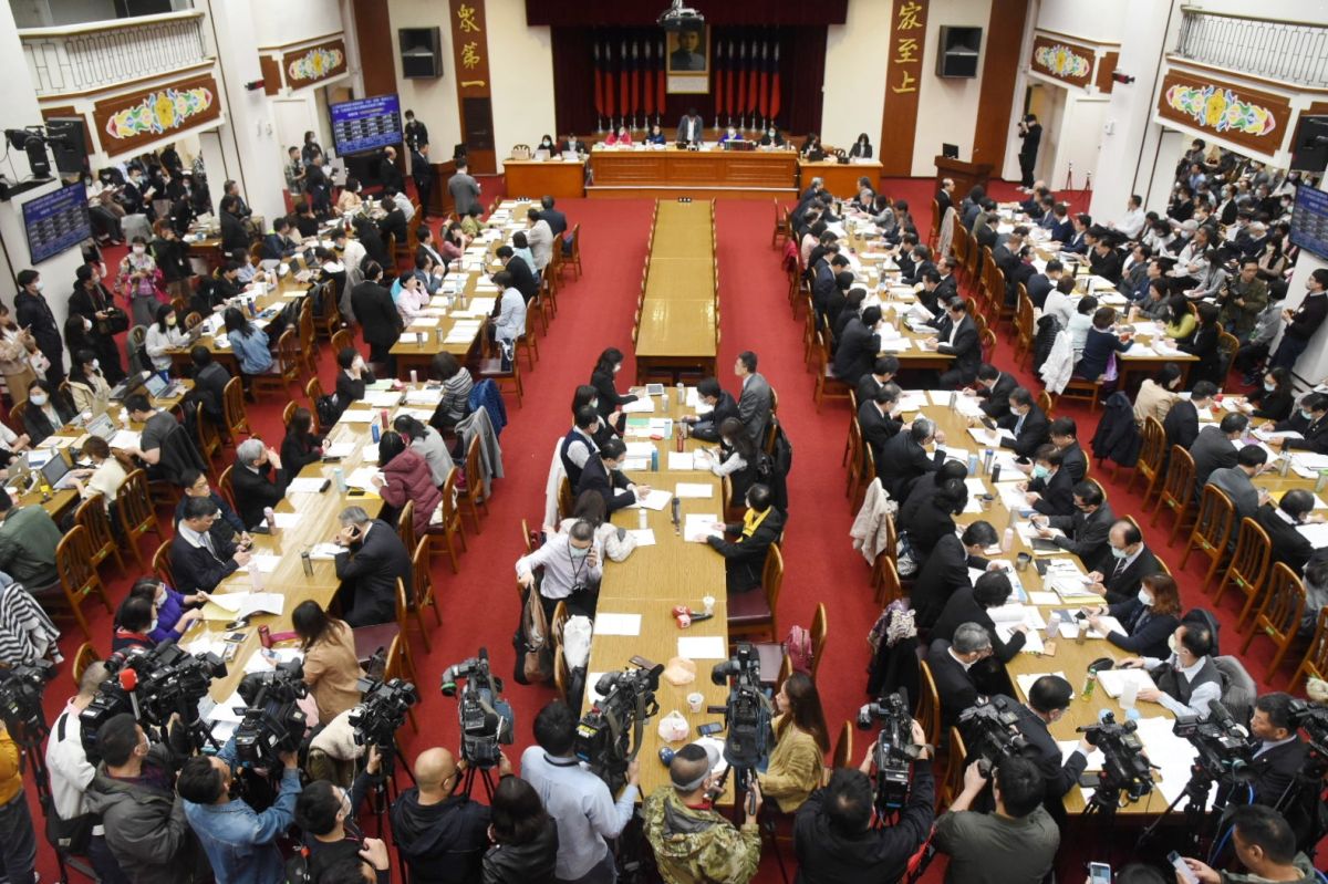 立法院大禮堂，平時是舉行財政委員會的地方，4日因審查紓困預算，涉及的委員會甚廣，高達6個委員會聯席，也讓場地大爆滿。 (圖/記者陳明安攝)