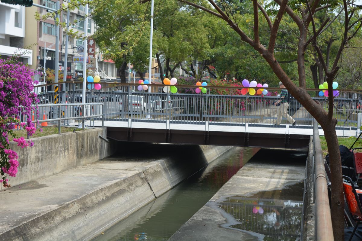 ▲民生道將橋橋梁以鋼結構為主體，跨越道將圳，橋梁欄杆高1.4公尺。（圖／記者郭政隆攝影2020.3.4）