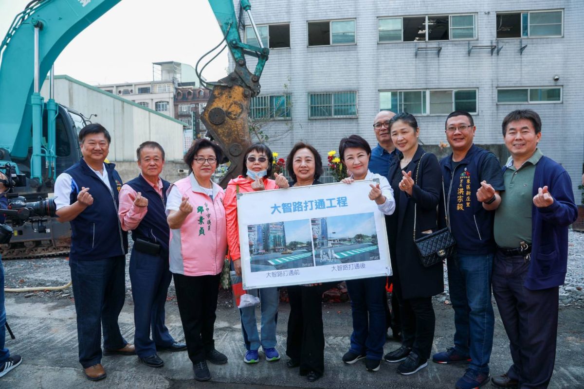 ▲懸宕13年的「大智路貫通計畫」，今正式啟動拆遷工程，市長盧秀燕特別感謝大智慧大樓所有權人的奉獻。(圖／柳榮俊攝2020.3.5)