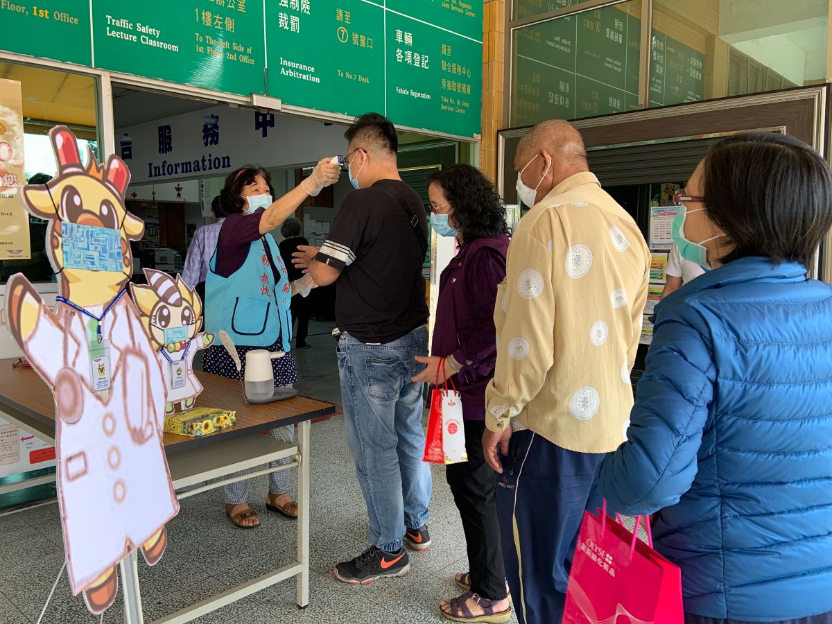 ▲交通部公路總局高雄市區監理所將吉祥物交交安安化身為防疫小天使，以因應武漢肺炎疫情延燒。(圖／記者黃守作攝，2020.03.04) 